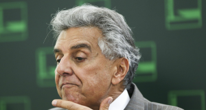 Beto Mansur (MDB-SP) sério, com uma das mãos no queixo, pensativo, de perfil