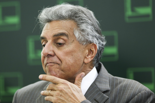 Beto Mansur (MDB-SP) sério, com uma das mãos no queixo, pensativo, de perfil