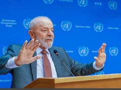presidente Luiz Inácio Lula da Silva (PT) falando e gesticulando sem olhar para a cãmera