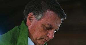 O ex-presidente Jair Bolsonaro (PL) de cabeça baixa, sério