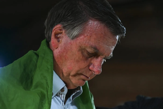 O ex-presidente Jair Bolsonaro (PL) de cabeça baixa, sério