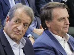 Valdemar Costa Neto sério, ao lado de Jair Bolsonaro, ambos sem olhar para a câmera