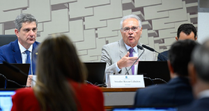 O presidente da CAE, senador Renan Calheiros (MDB-AL)