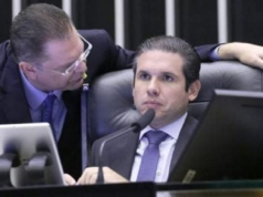 O líder do PL, Sóstenes Cavalcante, e o presidente da Casa, Hugo Motta (Republicanos) conversando