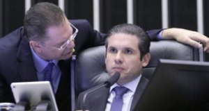 O líder do PL, Sóstenes Cavalcante, e o presidente da Casa, Hugo Motta (Republicanos) conversando