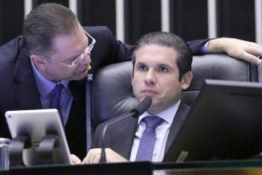 O líder do PL, Sóstenes Cavalcante, e o presidente da Casa, Hugo Motta (Republicanos) conversando