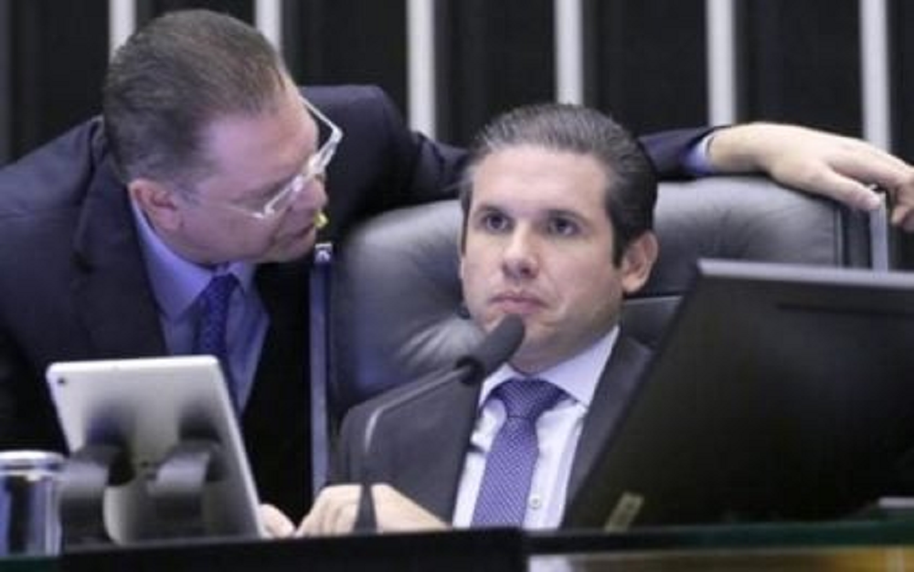 O líder do PL, Sóstenes Cavalcante, e o presidente da Casa, Hugo Motta (Republicanos) conversando