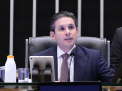 O presidente da Câmara dos Deputados, Hugo Motta, falando e olhando para o lado