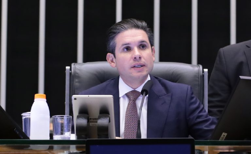 O presidente da Câmara dos Deputados, Hugo Motta, falando e olhando para o lado