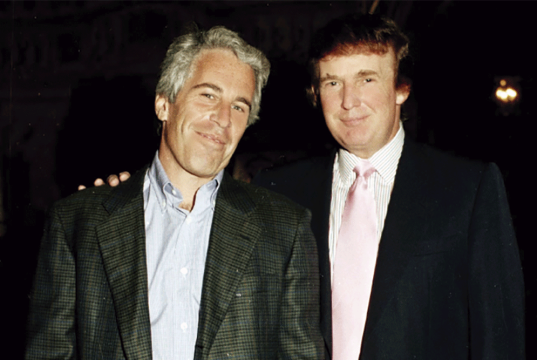 Jeffrey Epstein e o atual presidente dos EUA Donald Trump em foto antiga, lado a lado, sorrindo, em pé