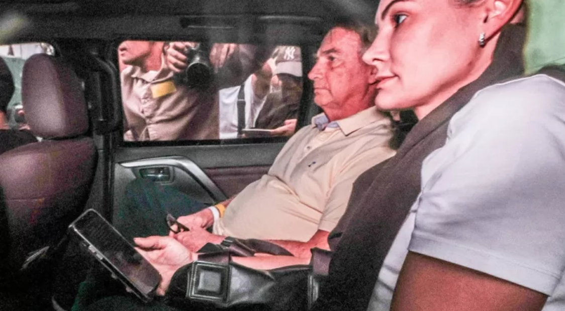 Jair Bolsonaro, em prisão domiciliar, deixa hospital DF Star ao lado da ex-primeira-dama Michelle. Foto: Divulgação