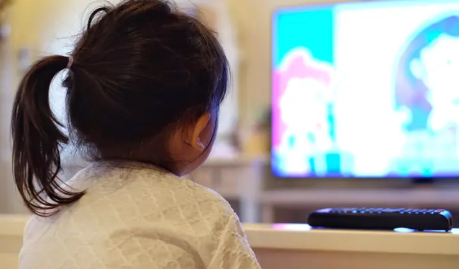 Criança assistindo televisão. Foto: Divulgação