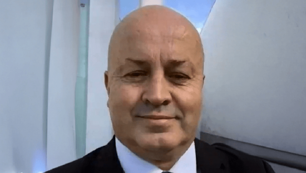 Antônio Carlos Camilo Antunes, conhecido como Careca do INSS, olhando sério para a câmera