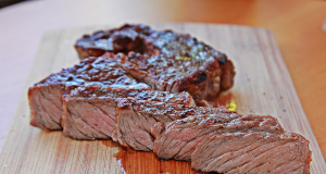 Carne cortada em tábua