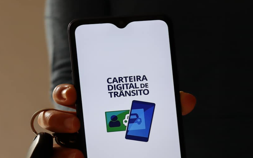 Motorista com a Carteira Digital de Trânsito no celular. Foto: Reprodução/ Brenda Rocha