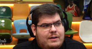 Casimiro Miguel de fones de ouvido, olhando para o lado, sério