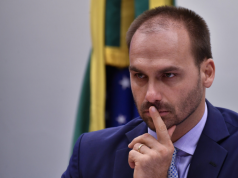 deputado Eduardo Bolsonaro (PL-SP) com expressão pensativa, sério, no canto direito de foto