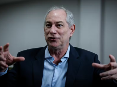 O ex-ministro Ciro Gomes (PDT) falando com os braços abertos