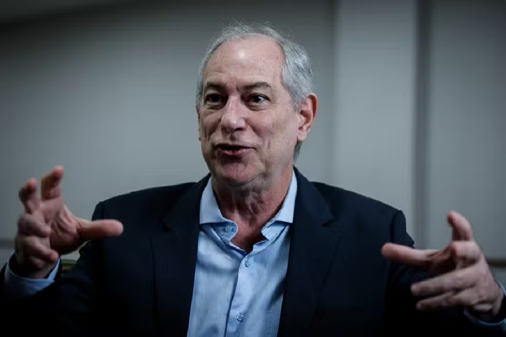 O ex-ministro Ciro Gomes (PDT) falando com os braços abertos