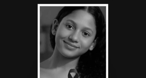 Alícia Valentina em foto em preto e branco dentro de montagem com fita de luto