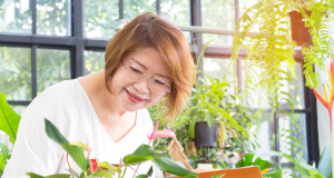 Mulher cuidando de plantas
