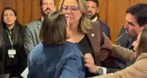 Deputada Coronel Fernanda (PL-MT) e senadora Leila Barros (PDT-DF) durante discussão, se encarando, cercadas de outras pessoas
