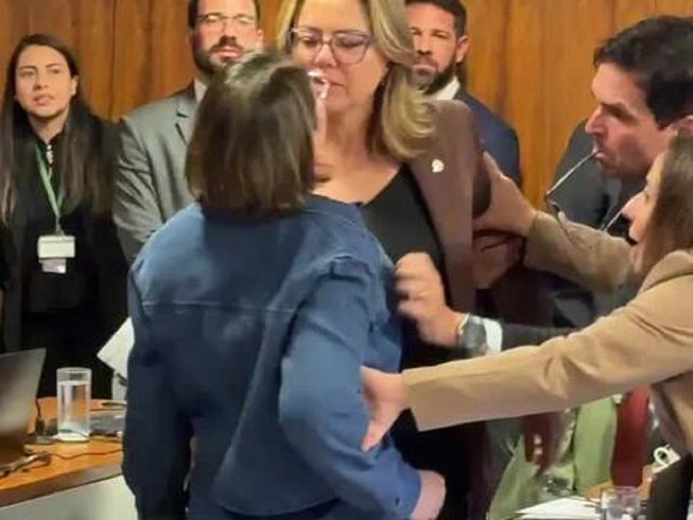 Deputada Coronel Fernanda (PL-MT) e senadora Leila Barros (PDT-DF) durante discussão, se encarando, cercadas de outras pessoas