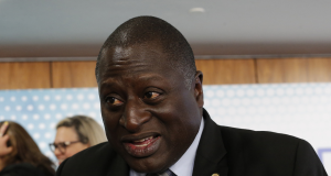 O deputado Hélio Lopes (PL-RJ) falando, sério, sem olhar para a câmera