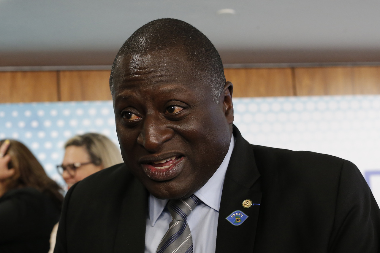 O deputado Hélio Lopes (PL-RJ) falando, sério, sem olhar para a câmera