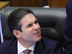 presidente da Câmara, Hugo Motta (Republicanos-PB), olhando para o lado fazendo careta, em close