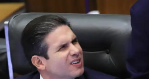 presidente da Câmara, Hugo Motta (Republicanos-PB), olhando para o lado fazendo careta, em close