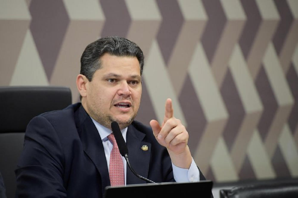 presidente do Senado, Davi Alcolumbre (União-AP), falando e apontando pra frente, sem olhar para a câmera