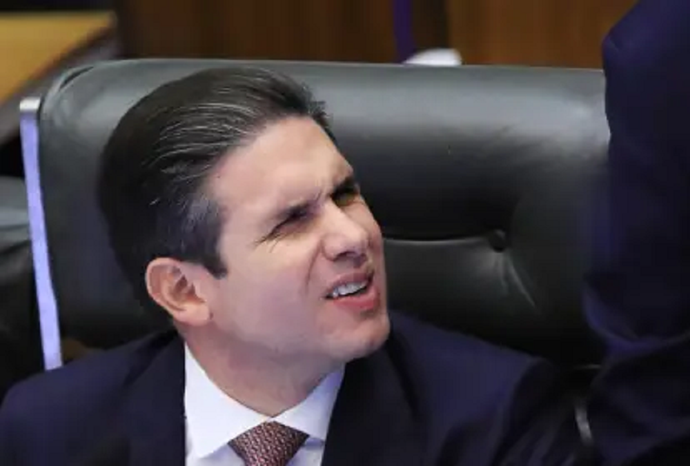 presidente da Câmara, Hugo Motta (Republicanos-PB), olhando para o lado fazendo careta, em close