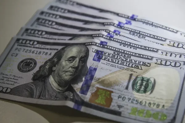 Dólar cai ao menor valor desde junho passado e bolsa bate recorde; veja números