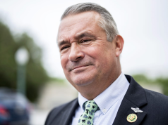 Don Bacon, republicano do Nebraska, sério, sem olhar para a câmera