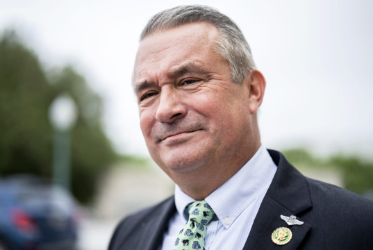 Don Bacon, republicano do Nebraska, sério, sem olhar para a câmera