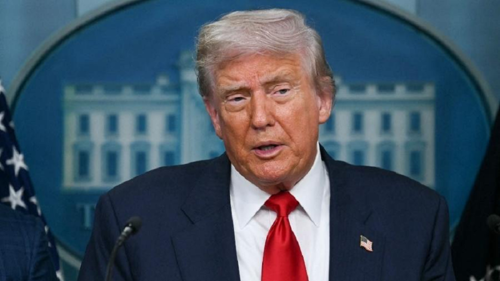 Donald Trump com expressão pensativa, sem olhar para a câmera, de terno e gravata