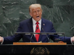 O presidente dos EUA, Donald Trump, falando com os braços abertos, sério