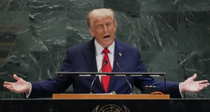 O presidente dos EUA, Donald Trump, falando com os braços abertos, sério