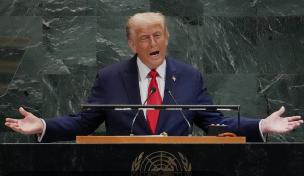 O presidente dos EUA, Donald Trump, falando com os braços abertos, sério