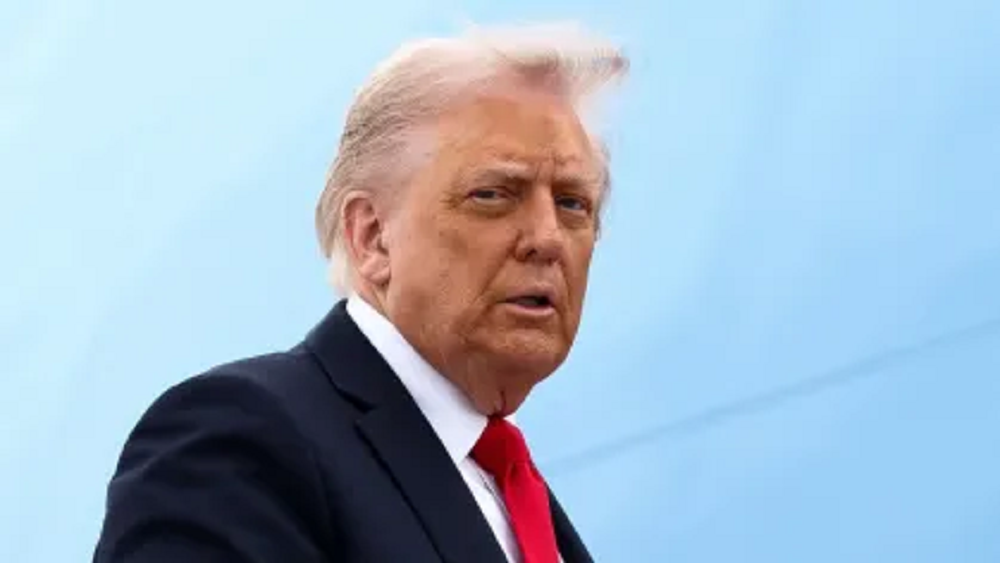 Donald Trump com olhar desconfiado