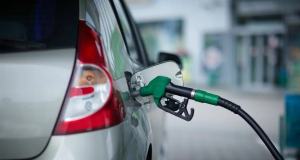 Carro prata sendo abastecido