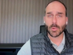 deputado Eduardo Bolsonaro (PL-SP) falando para a câmera no canto direito de foto