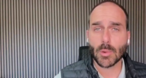 deputado Eduardo Bolsonaro (PL-SP) falando para a câmera no canto direito de foto