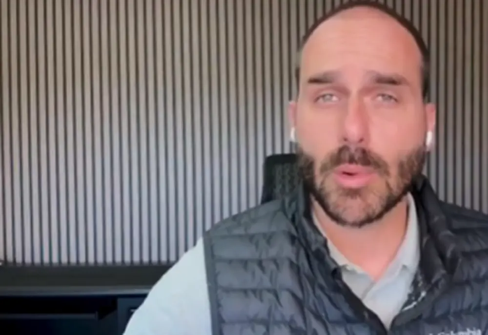 deputado Eduardo Bolsonaro (PL-SP) falando para a câmera no canto direito de foto
