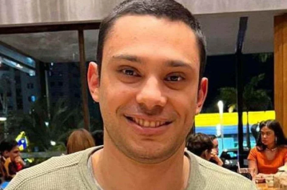 O brasiliense Lucas Marques Vilela em close, de camiseta bege, sorrindo para a câmera