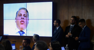 Eduardo Tagliaferro, no telão, durante audiência pública interativa da Comissão de Segurança Pública do Senado