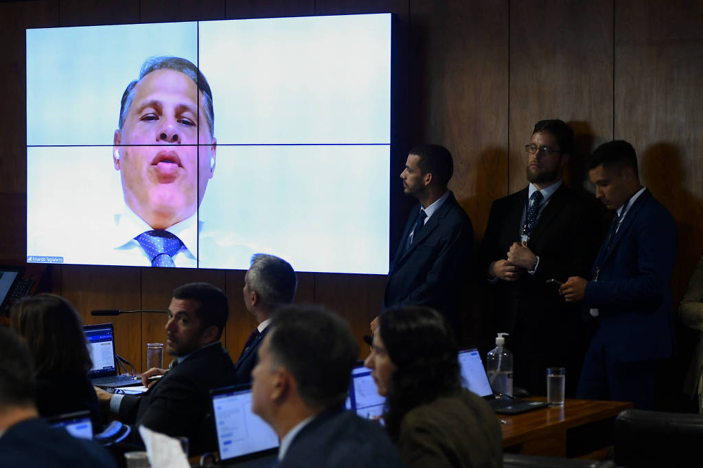 Eduardo Tagliaferro, no telão, durante audiência pública interativa da Comissão de Segurança Pública do Senado