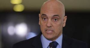 Alexandre de Moraes falando, sério, sem olhar para a câmera, em close, de terno e gravata