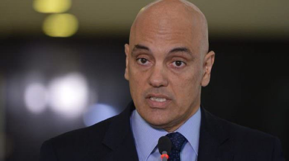 Alexandre de Moraes falando, sério, sem olhar para a câmera, em close, de terno e gravata